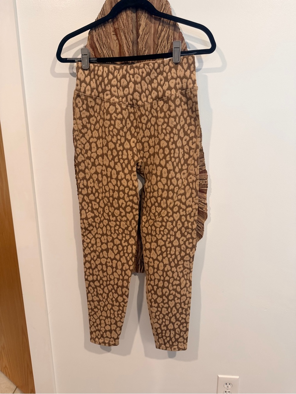 PINK Victoria's Secret Tan & Brown Leopard Print Leggings